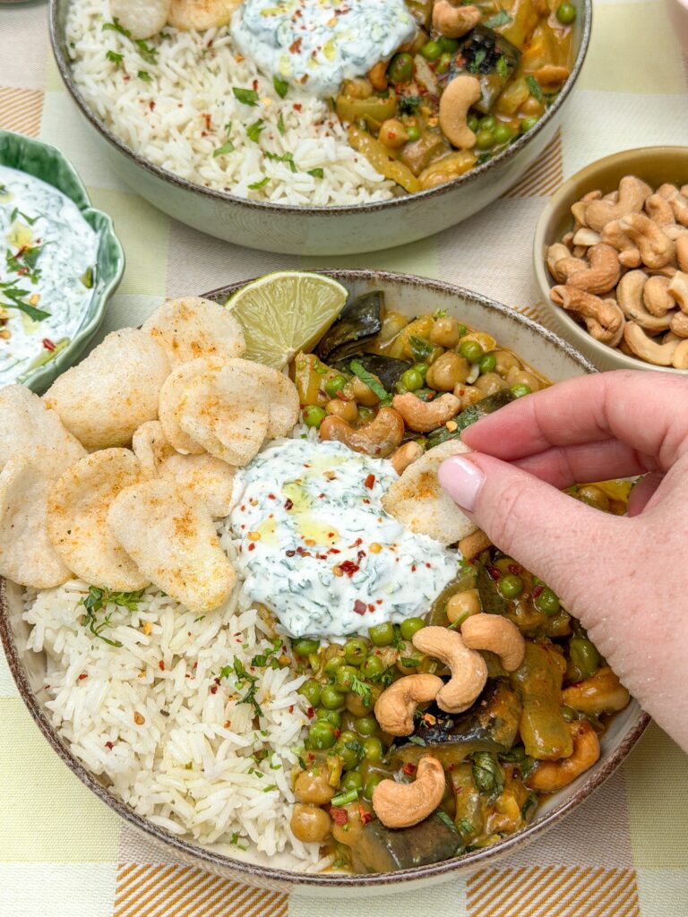 Thaise gele curry met kikkererwten geserveerd met rijst en yoghurt-muntsaus