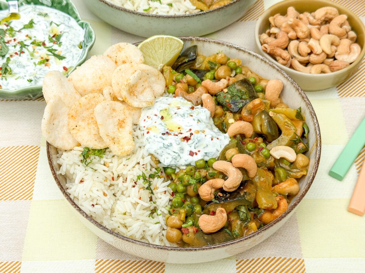 vegetarische Thaise gele curry met kikkererwten en aubergine