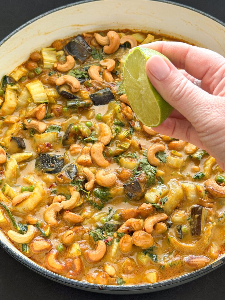 limoensap toevoegen aan vegetarische Thaise gele curry met kikkererwten en aubergine