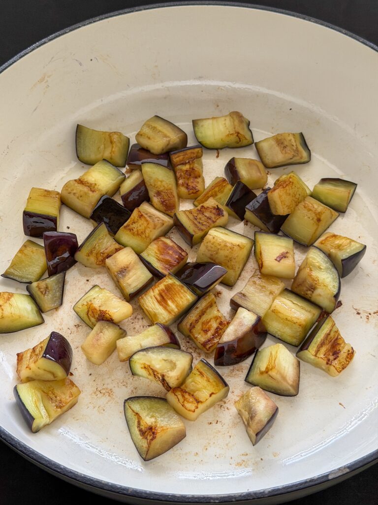 aubergine goudbruin bakken in olie