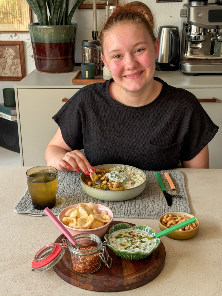 Amaranthe eet zelfgemaakte vegetarische Thaise gele curry met kikkererwten