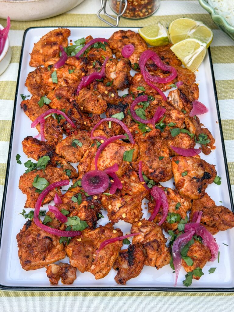 kip met harissa en ingelegde rode ui