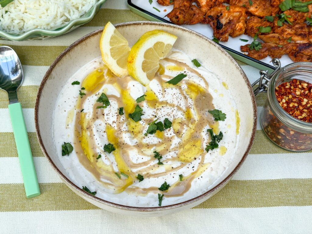 tahini yoghurt dressing met citroen, knoflook, olijfolie en tahin in schaaltje