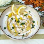 tahini yoghurt dressing met citroen, knoflook, olijfolie en tahin in schaaltje