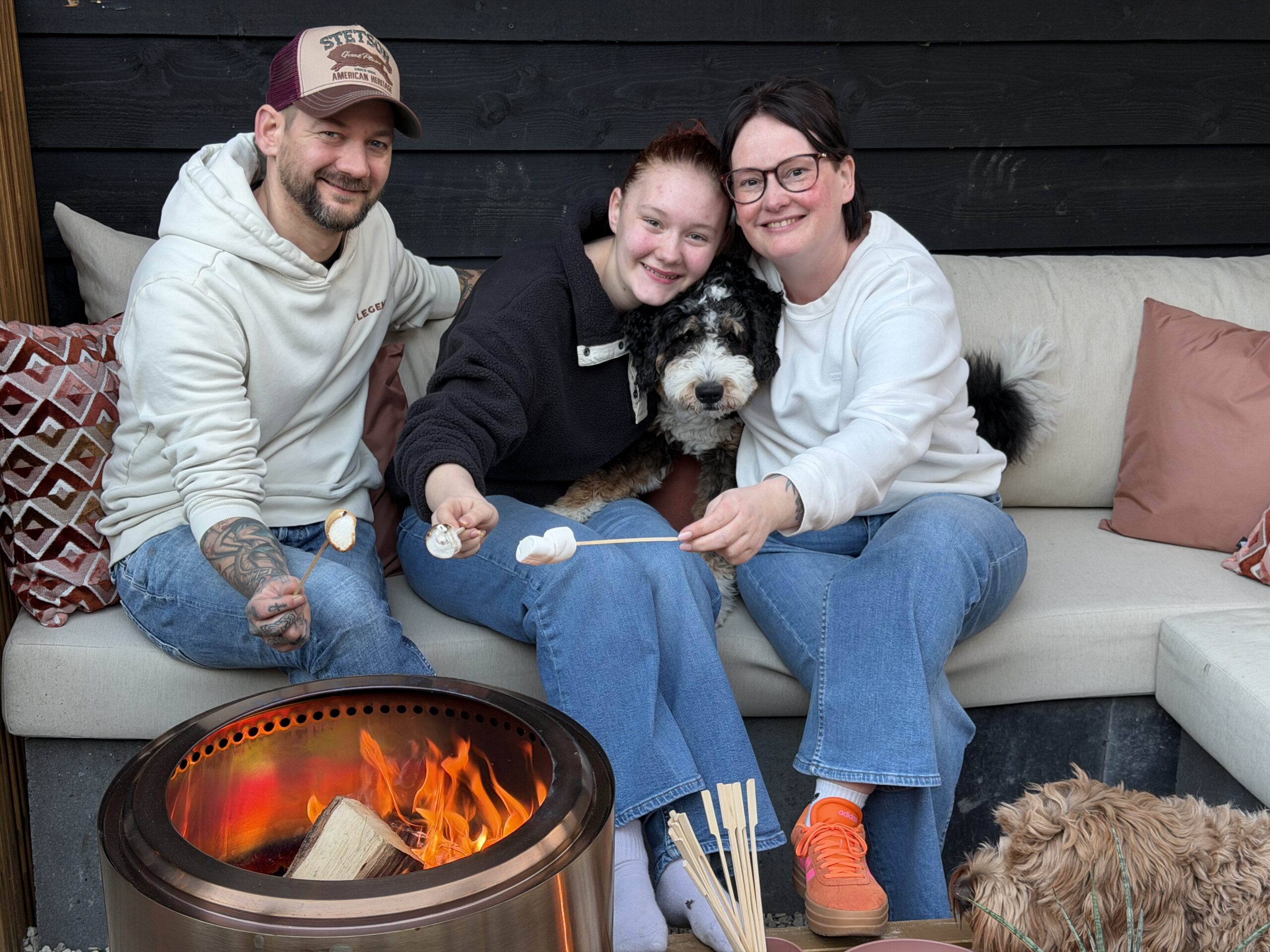 buiten barbecuen familie over de kook