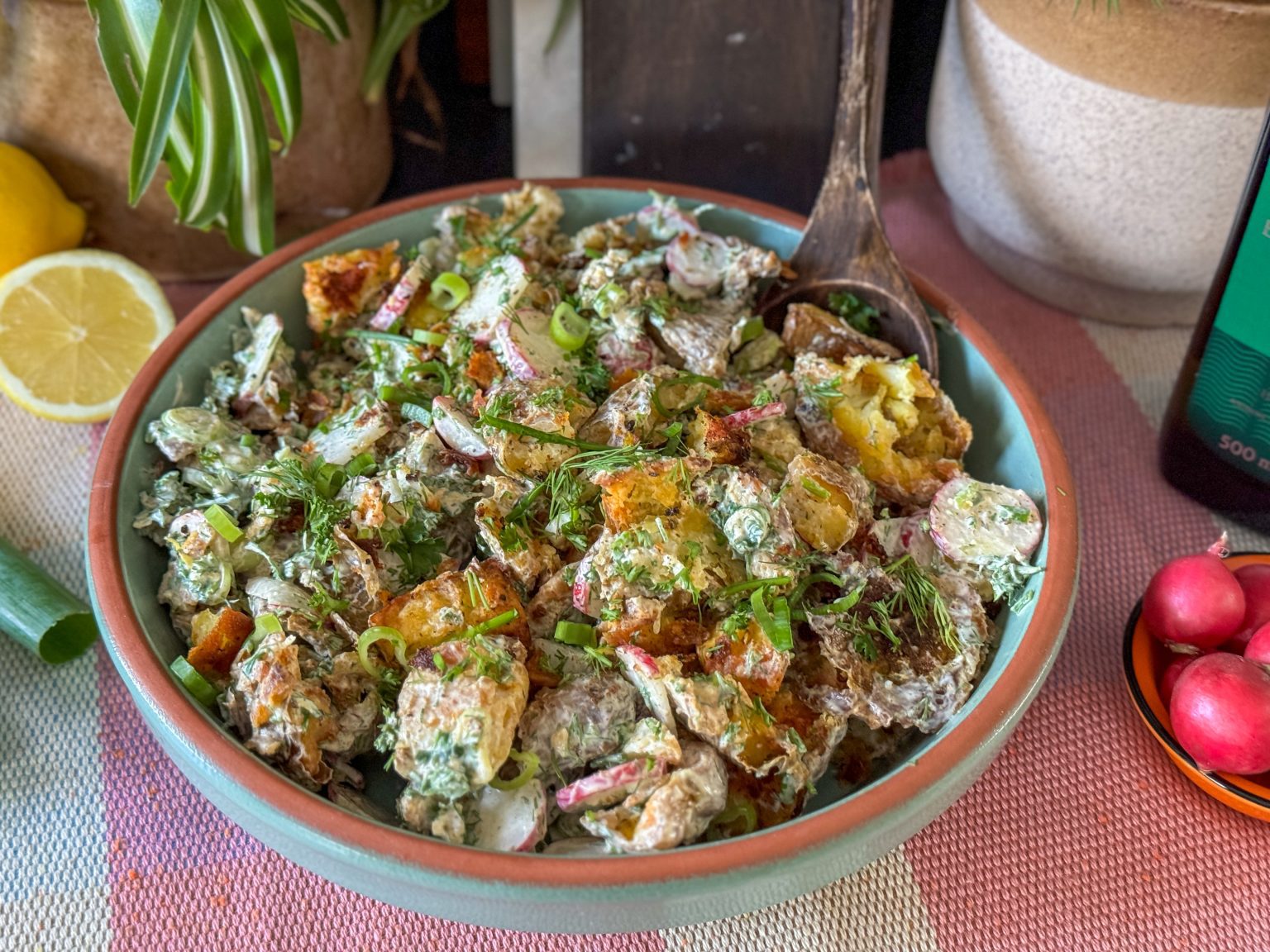 Krokante aardappelsalade voor bij de BBQ met radijs en frisse kruiden dressing
