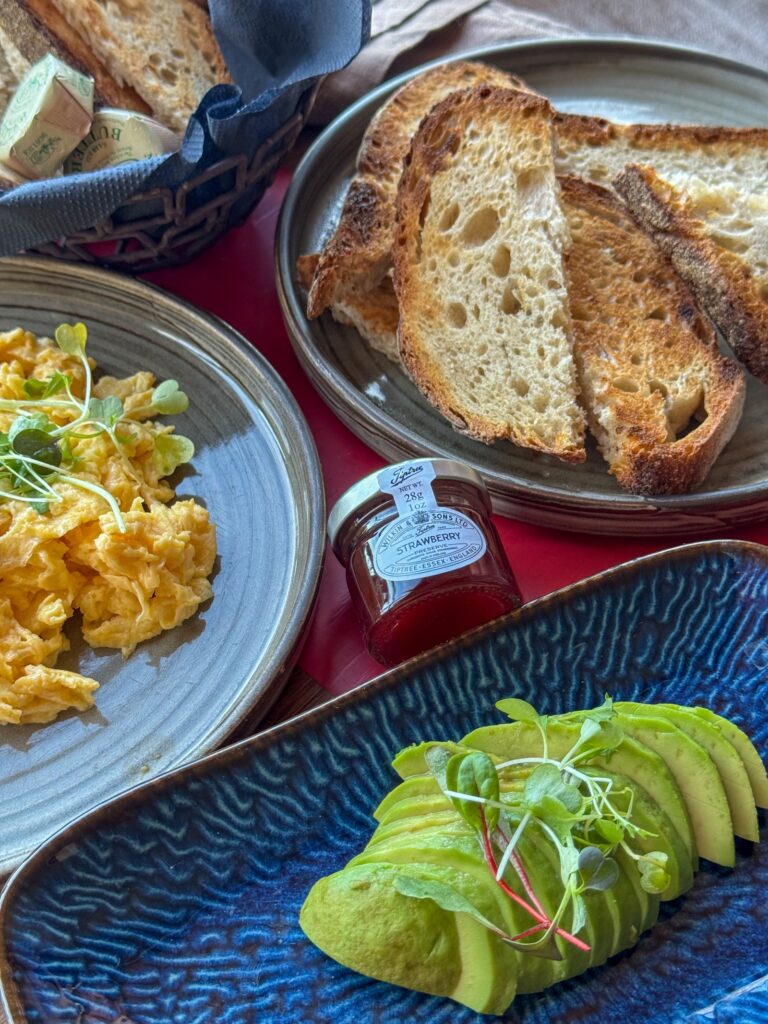 ontbijt met ei, brood en avocado