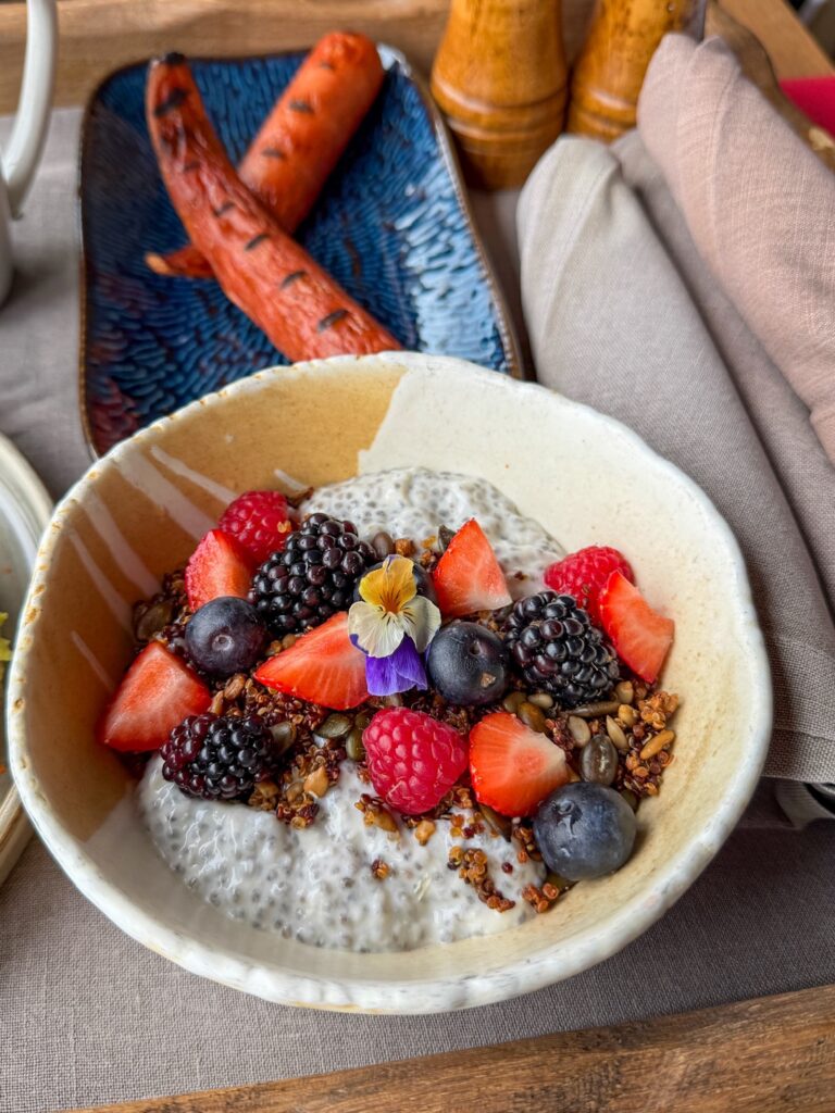 chia pudding met fruit ontbijt