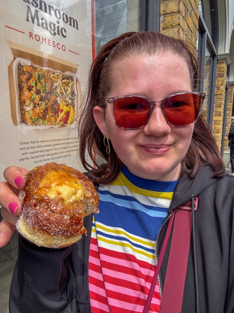 Beaudine houdt creme brulee donut vast