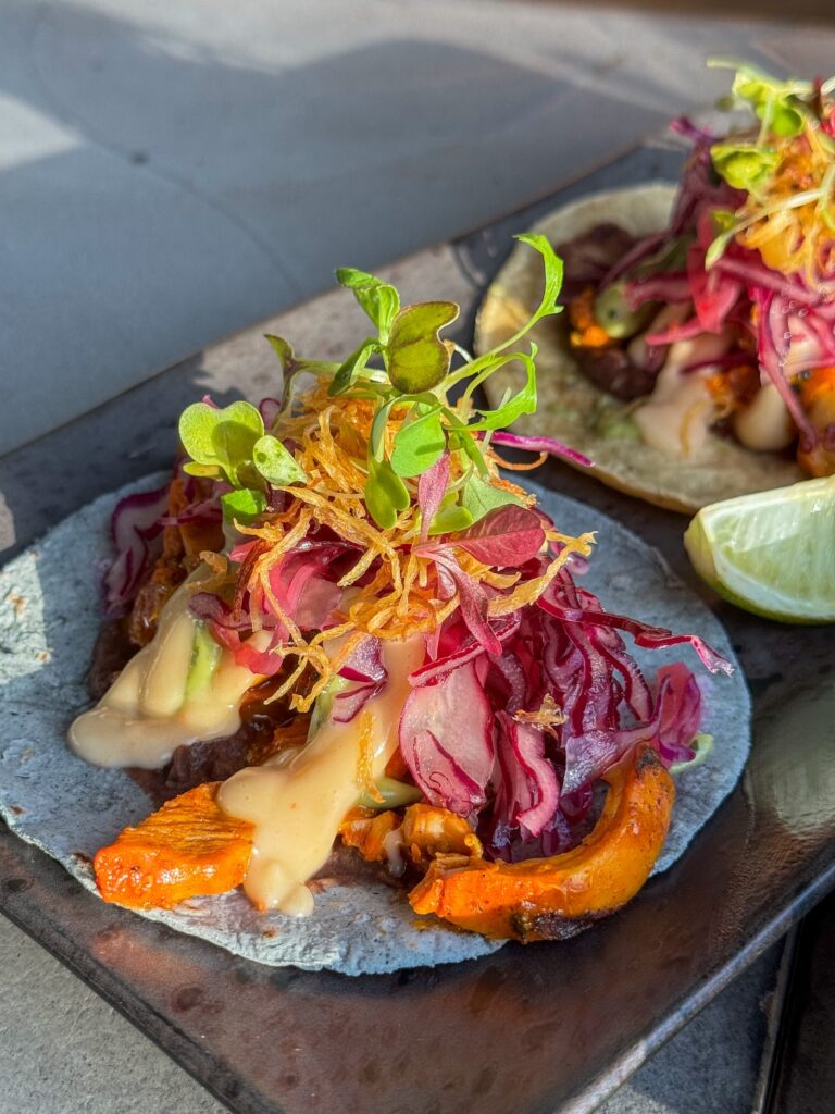 pulled chicken taco met saus