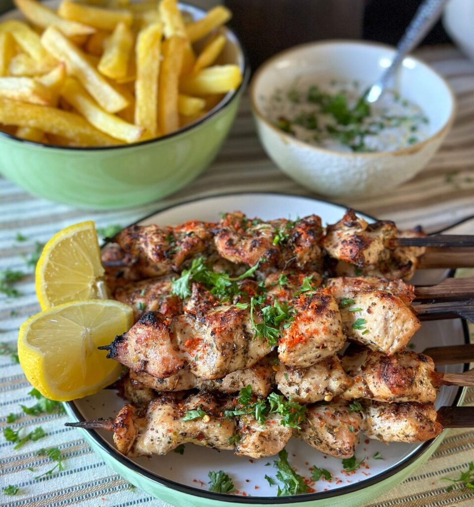 bbq kipspiesjes - gegrilde griekse kipspiesjes met citroen en oregano