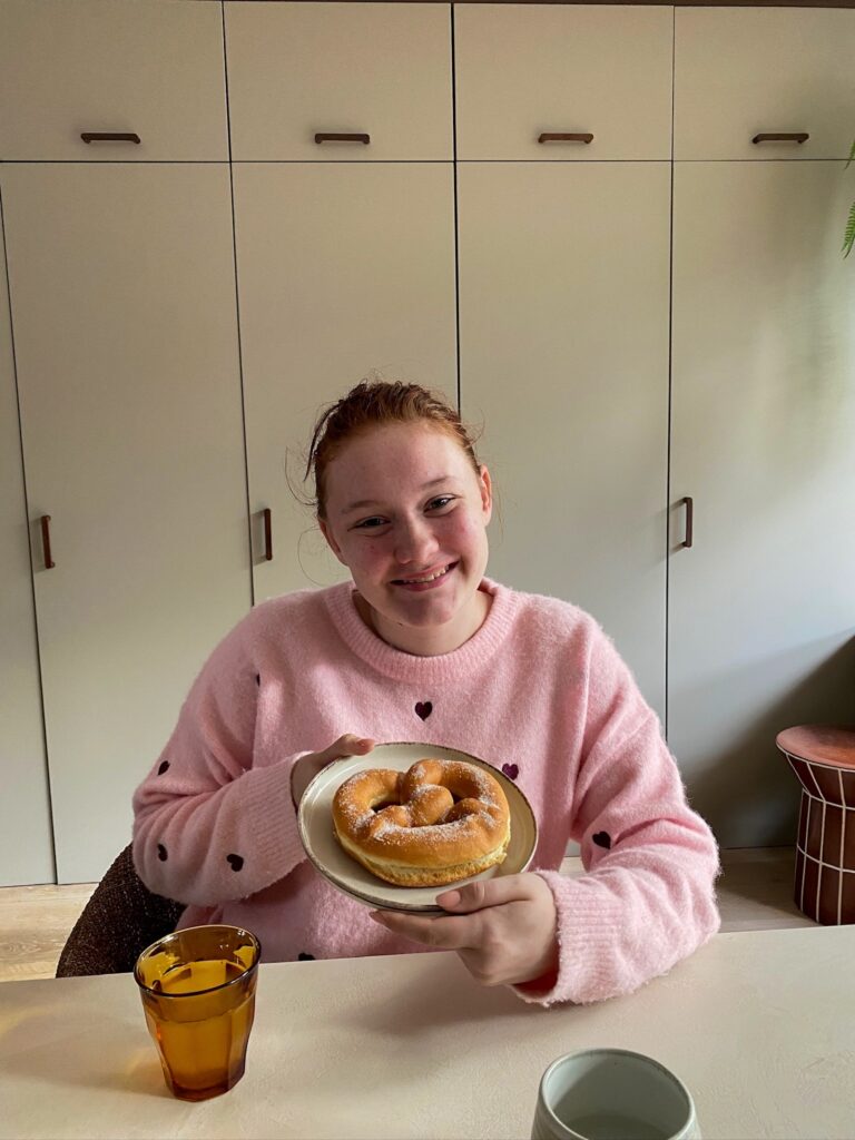Amaranthe met grote donut in de vorm van een pretzel