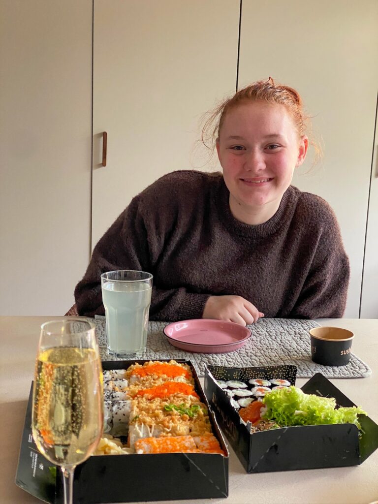 Amarante met sushi aan de eettafel