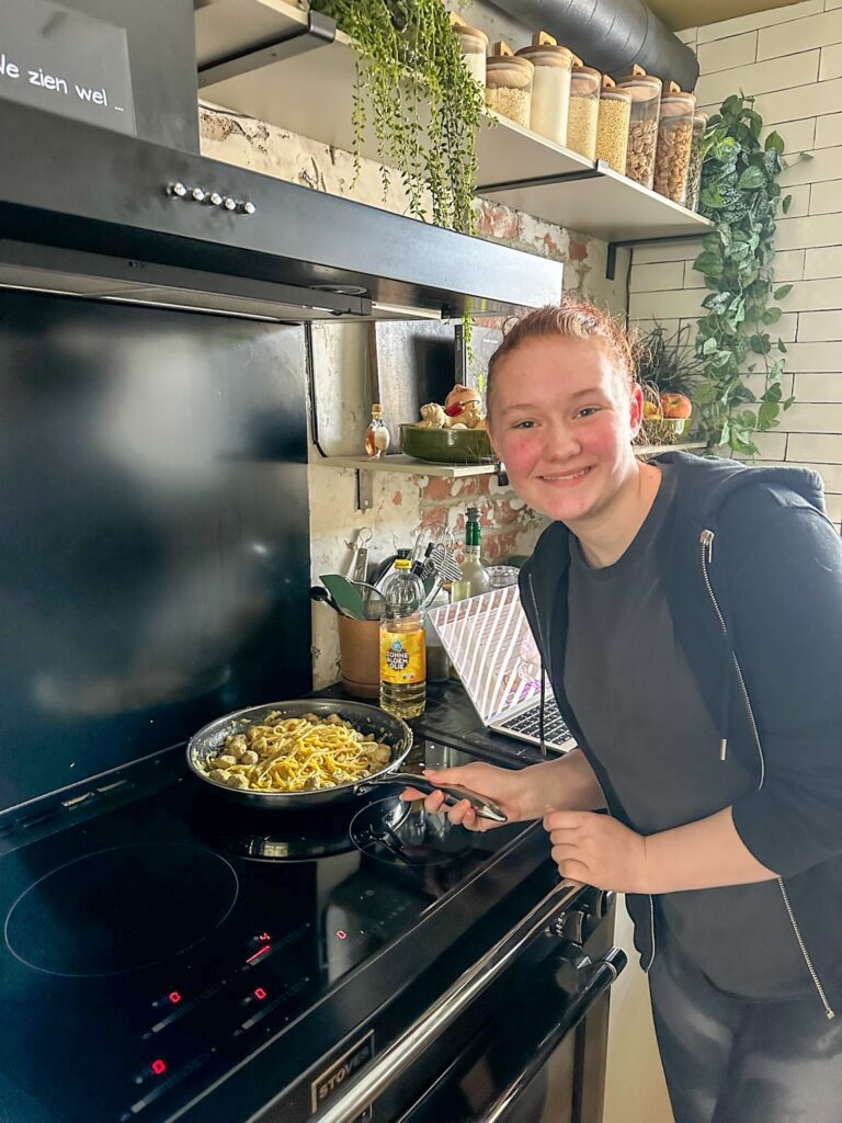 amaranthe bij het fornuis aan het koken