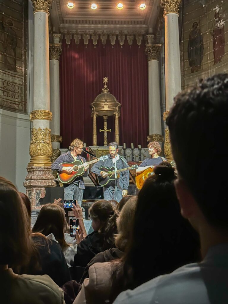 Dotan speelt muziek