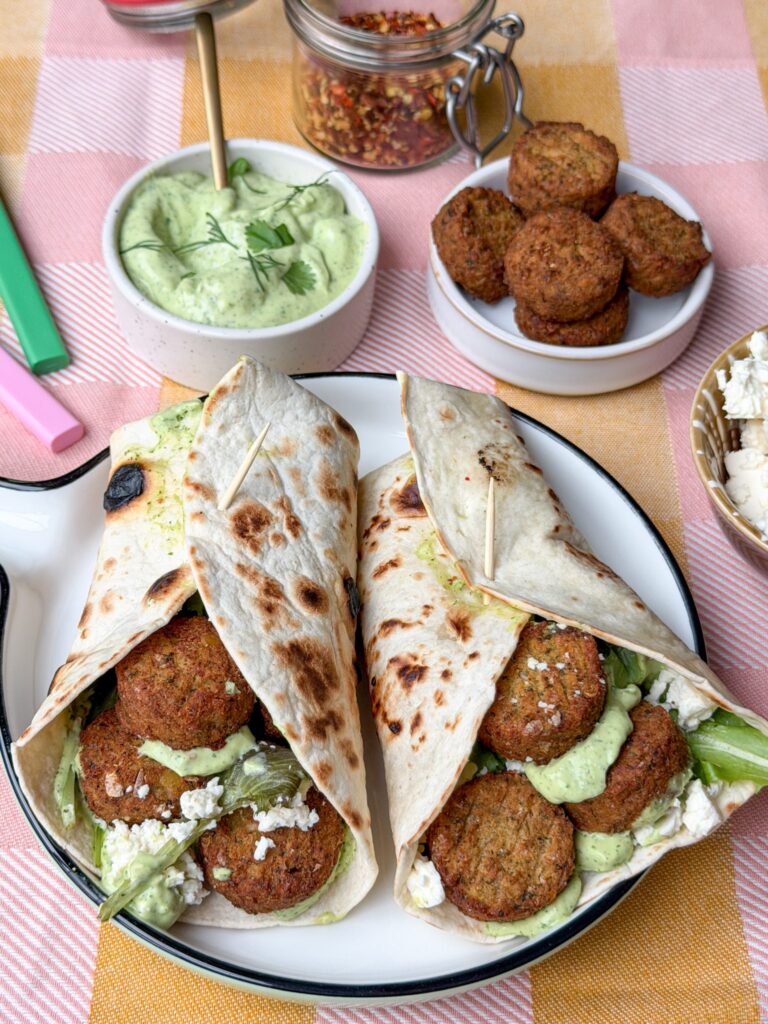 falafel wraps met avocado yoghurt dressing