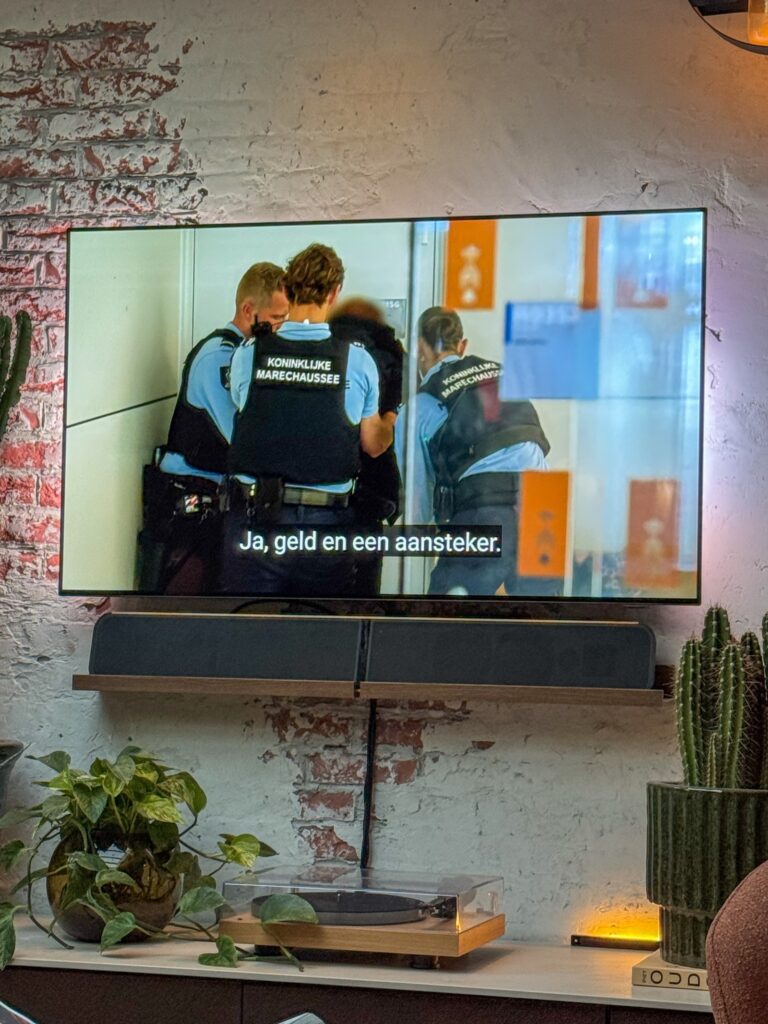 Schiphol airport op de tv kijken