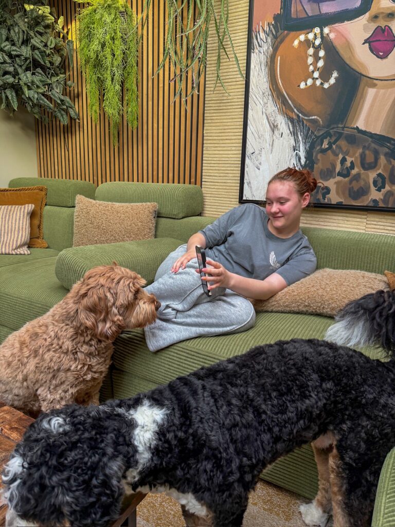 Teun kijkt naar de telefoon