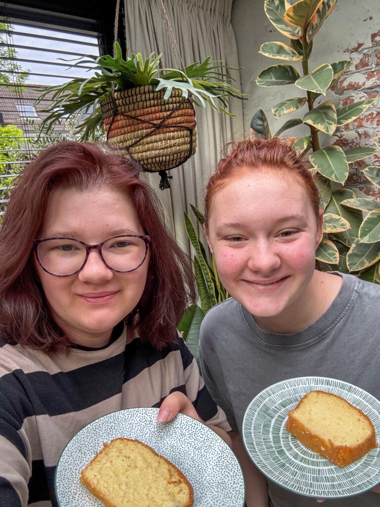 Beaudine en Amaranthe hebben een plak cake vast