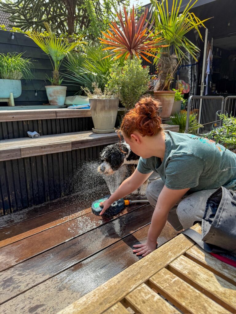 Amaranthe en Legend spelen met water in de tuin