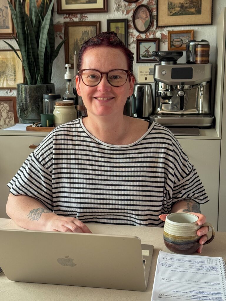 Marie louise werkt achter de laptop