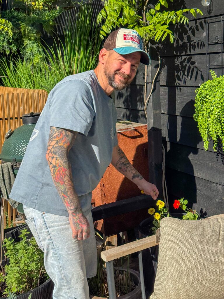 Jan Willem is in de tuin bezig