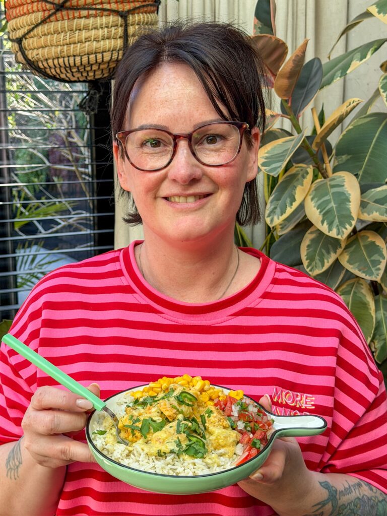 Marie Louise houdt bord vast met cheesy chicken