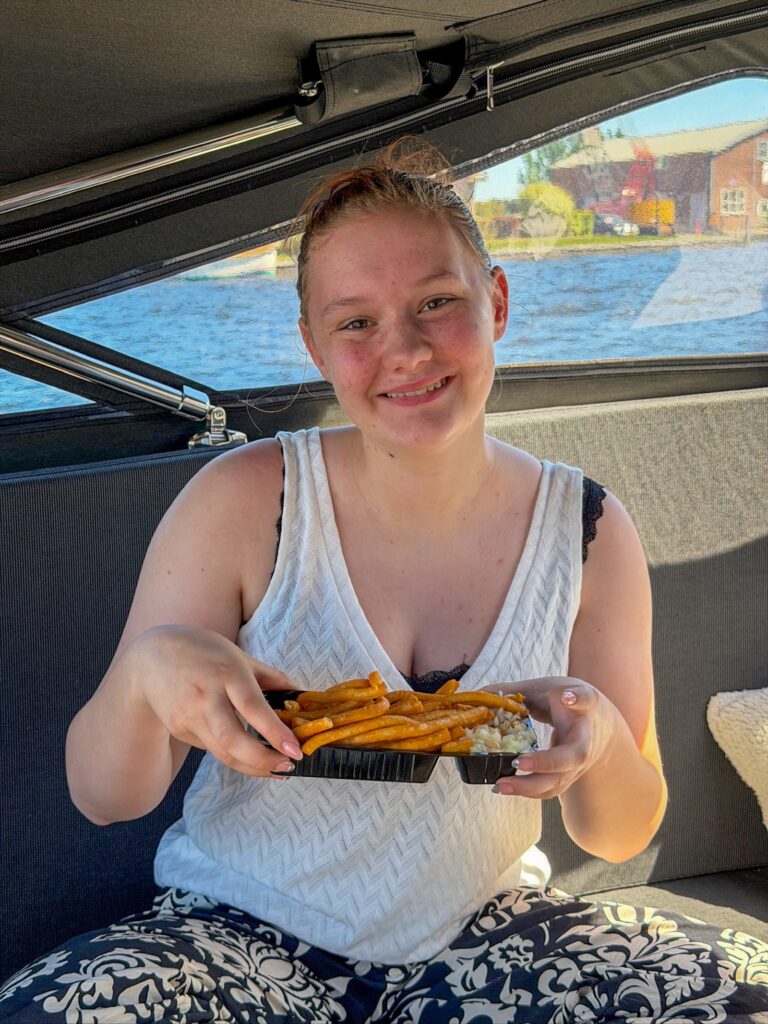 Amaranthe eet een patatje op de boot