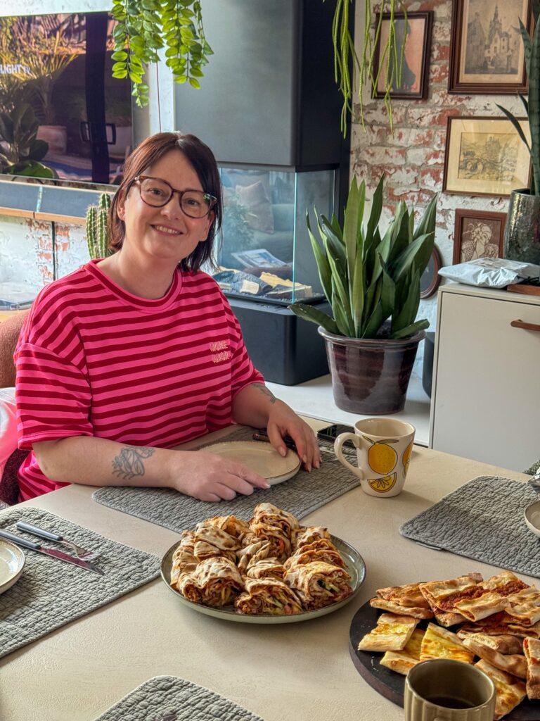 Marie Louise aan de keukentafel met Turks eten