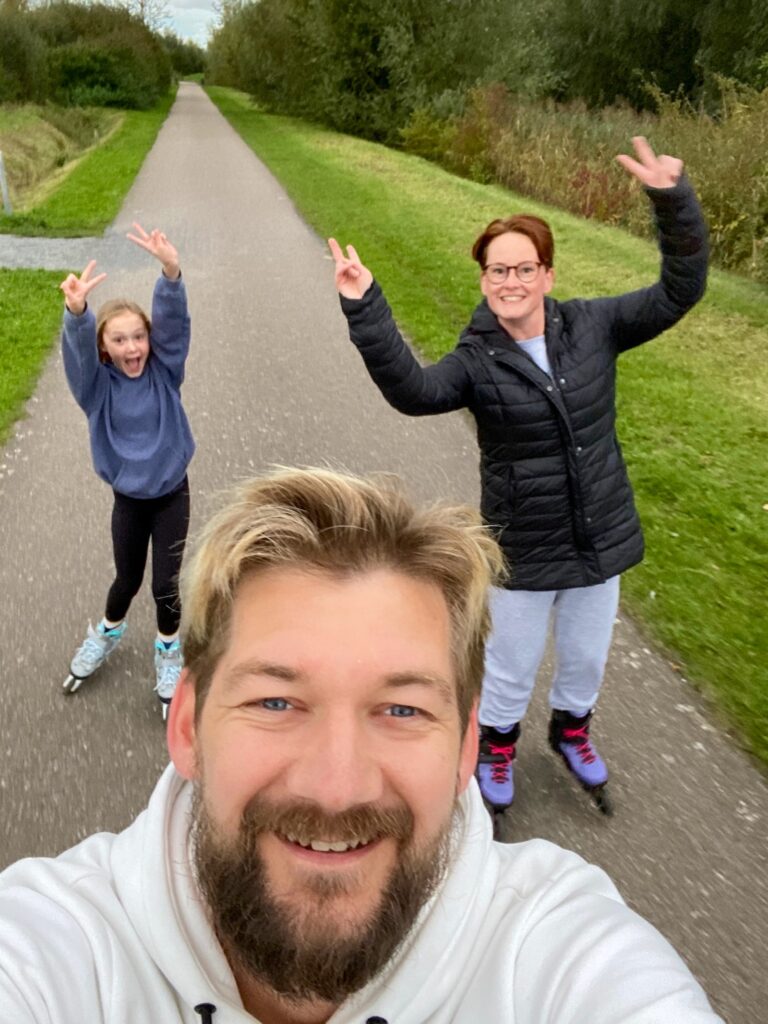 Het gezin aan het skeeleren