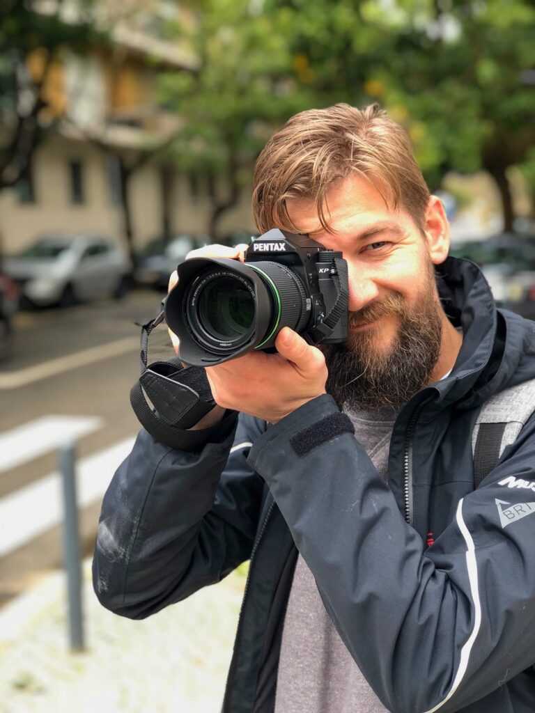 Jan Willem met een camera vast in zijn handen