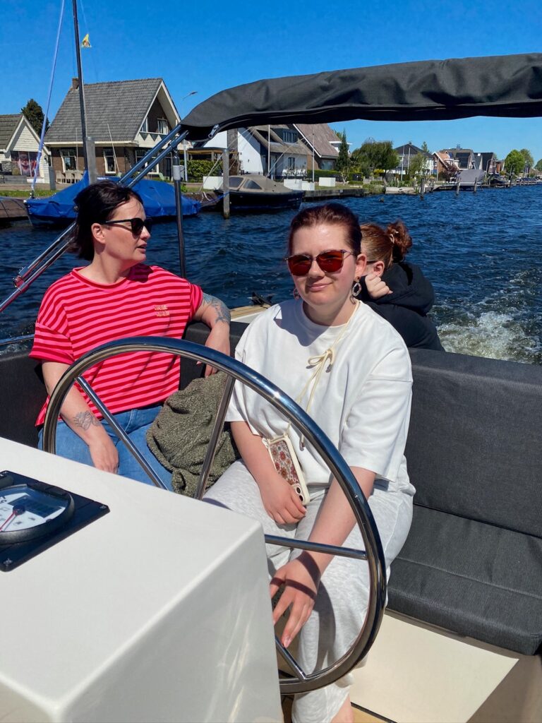 Beaudine aan het stuur op de boot