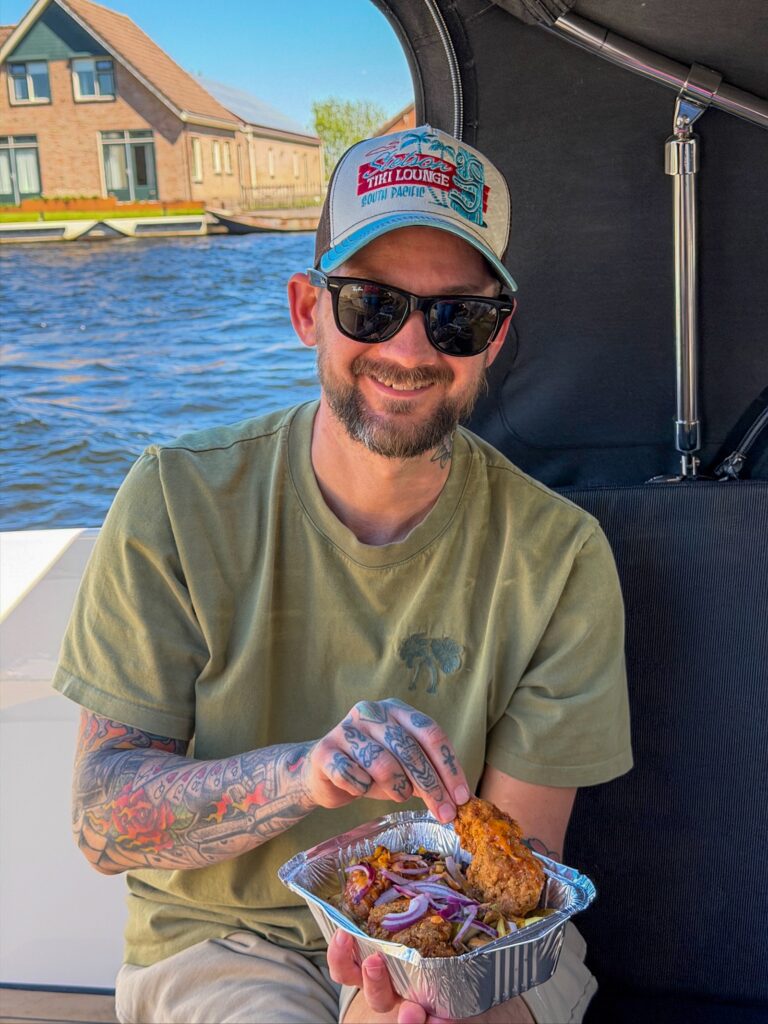 Jan Willem eet een maaltijd op de boot