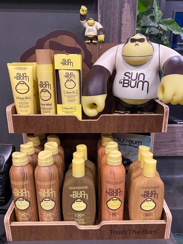 sun bum producten op een display in de barbershop