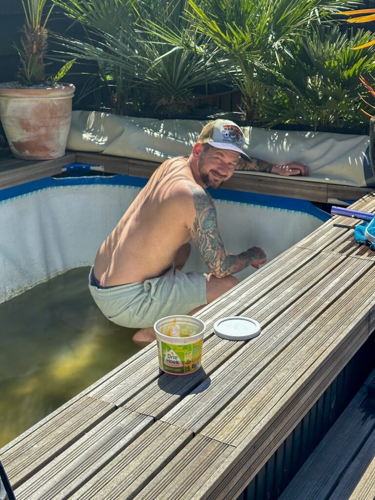Jan Willem is het zwembad aan het schoonmaken