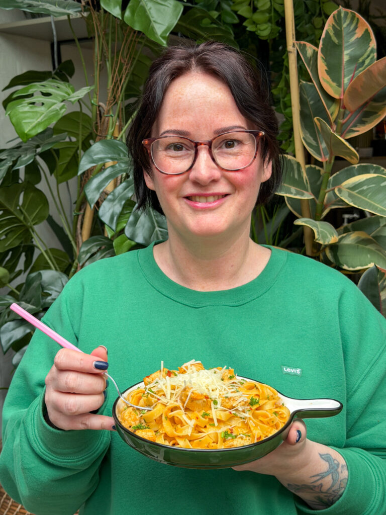 Marie Louise serveert pasta roomsaus met kip en kaas