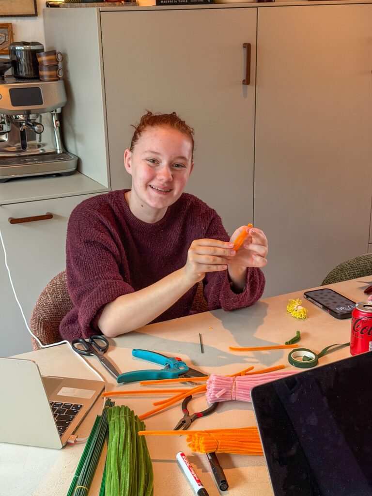 Amaranthe maakt bloemen van pijpenragers aan de keukentafel