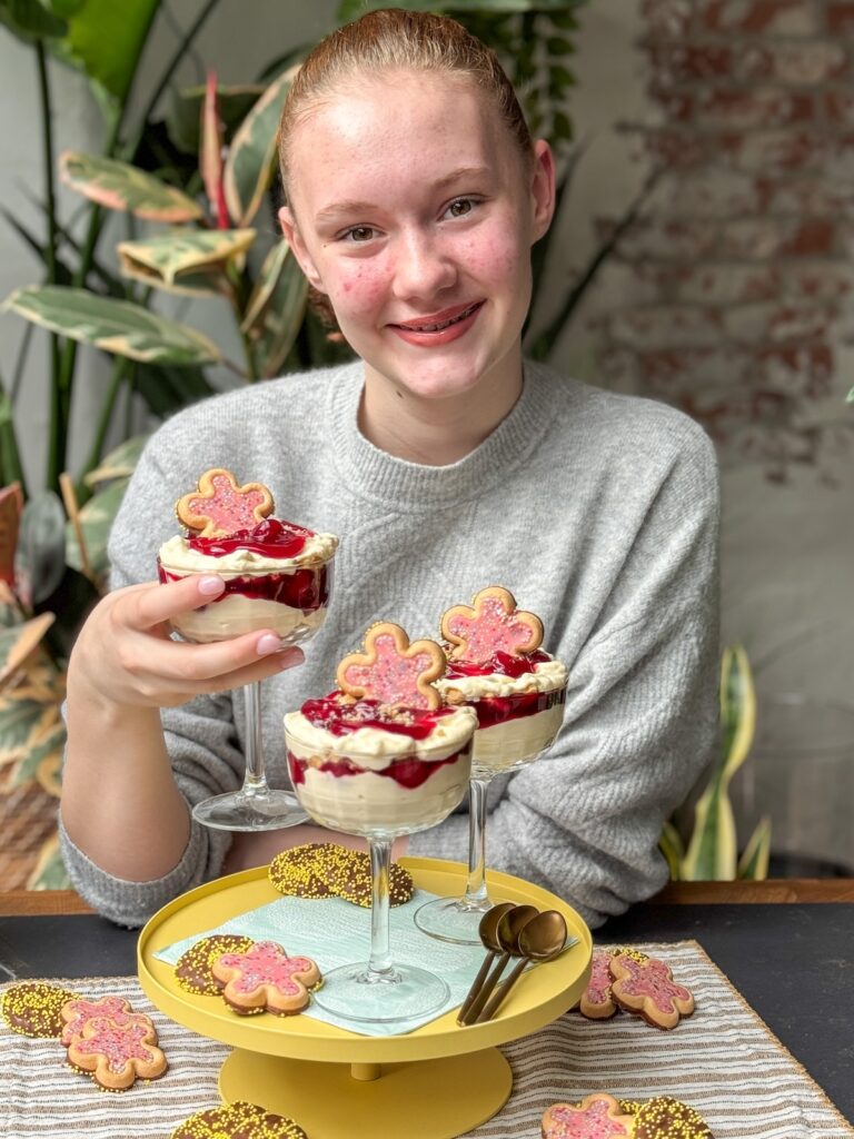 Paas toetjes - Paas trifle met advocaat en vlaaifruit
