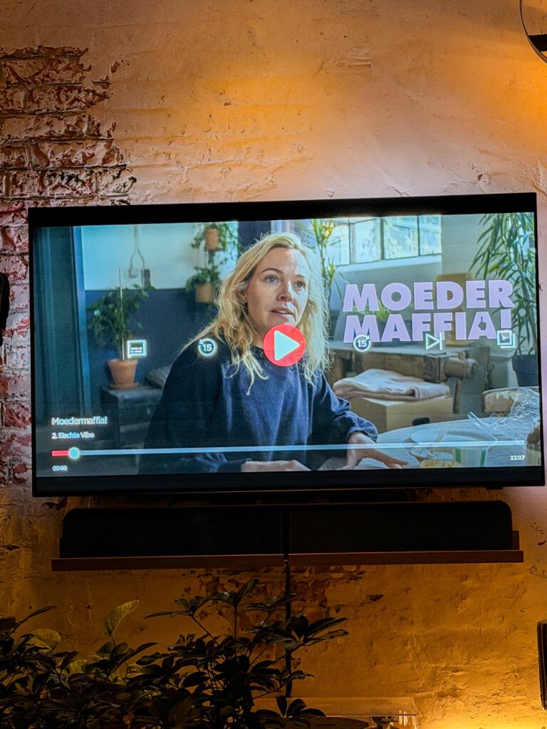 serie kijken op tv in de woonkamer