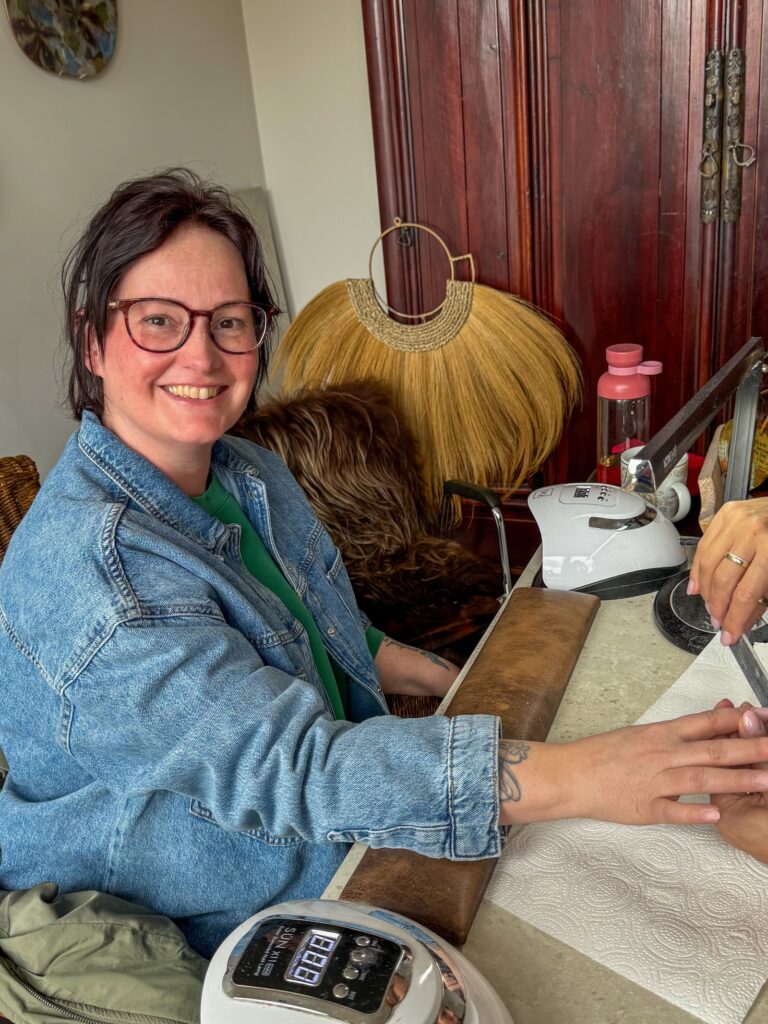 Marie Louise laat haar nagels doen bij de nagelstudio