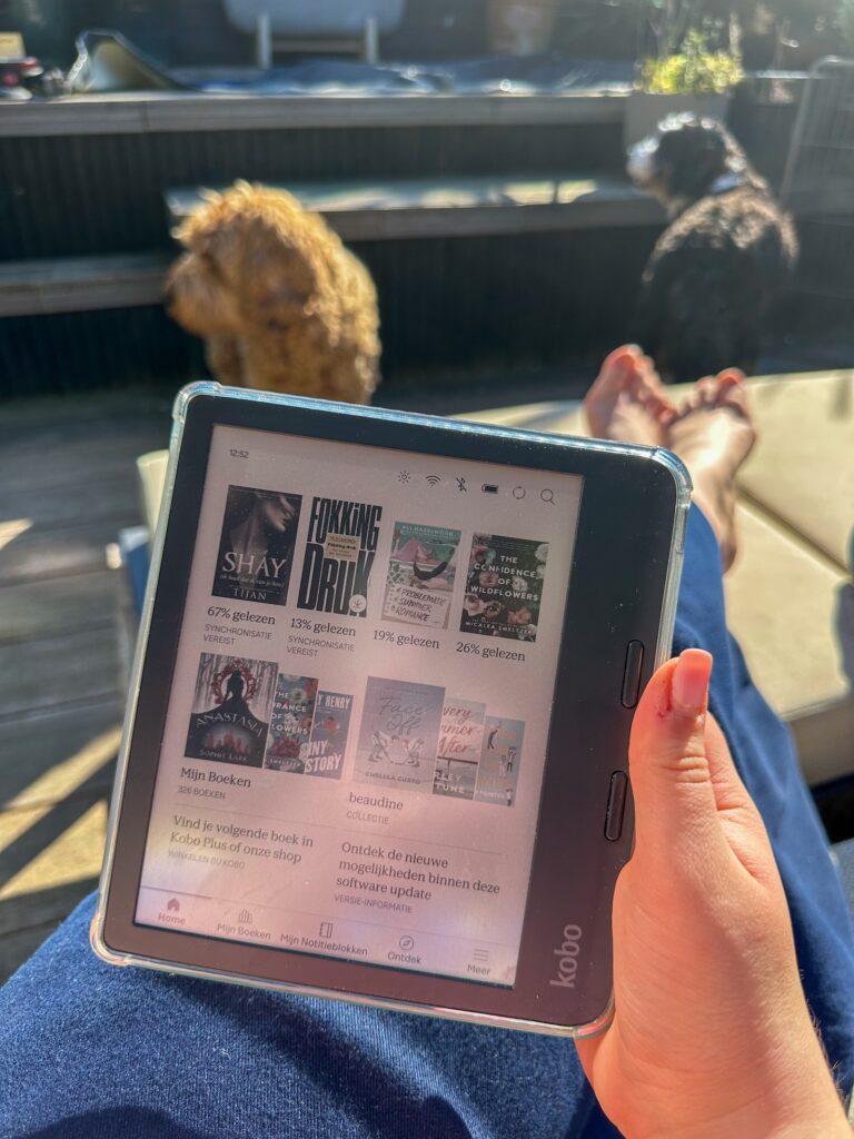 Beaudine leest een boek op de kobo in de zon