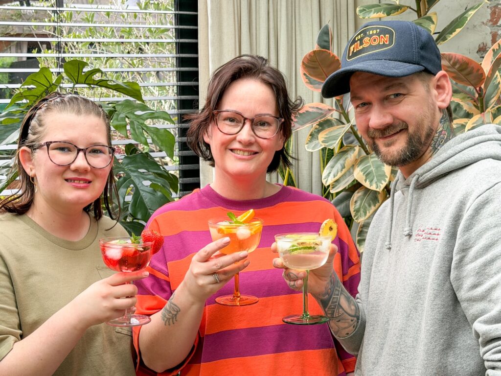 Familie over de Kook met drie zelfgemaakte gin tonic cocktails 