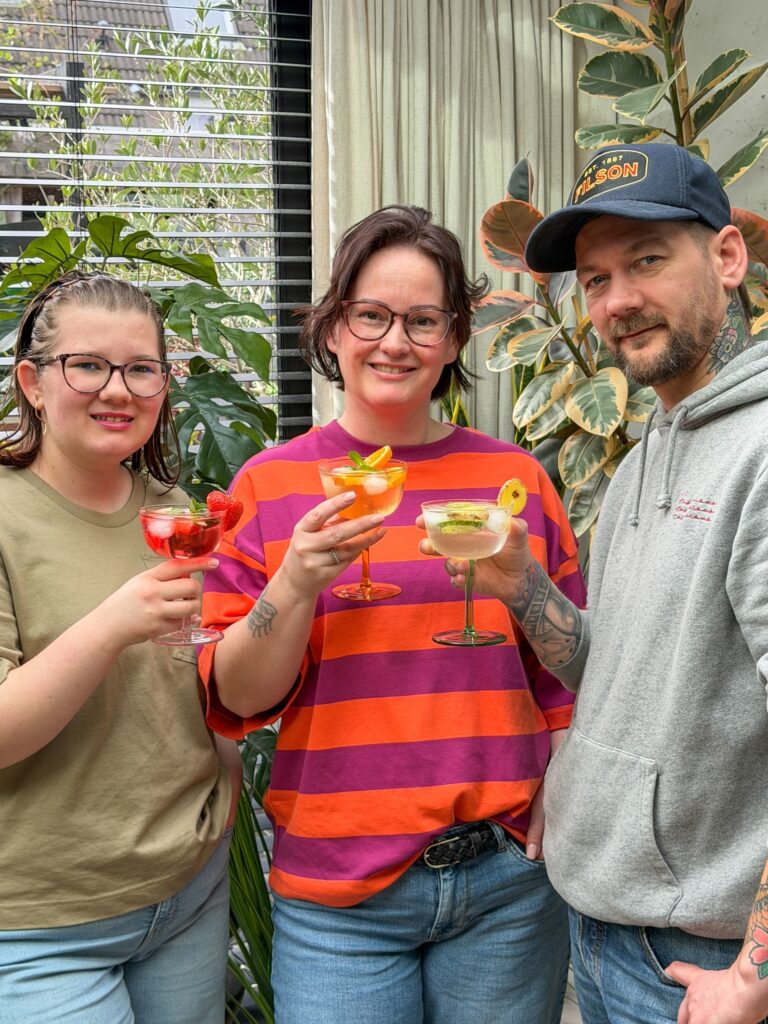 Familie over de Kook met drie zelfgemaakte gin tonic cocktails 