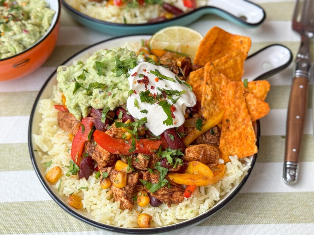 Kip Fajita met rijst en dips op rond bord, recept uit weekmenu 7 