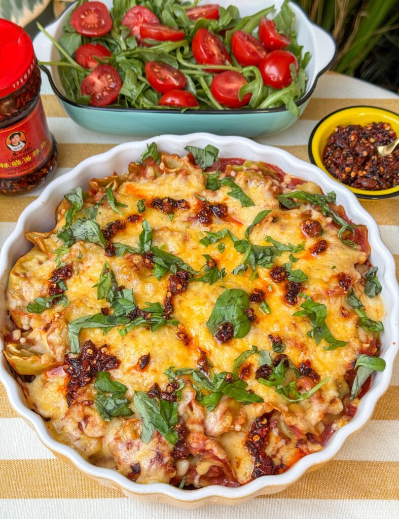 Tortellini ovenschotel met crispy chili olie en gesmolten kaas
