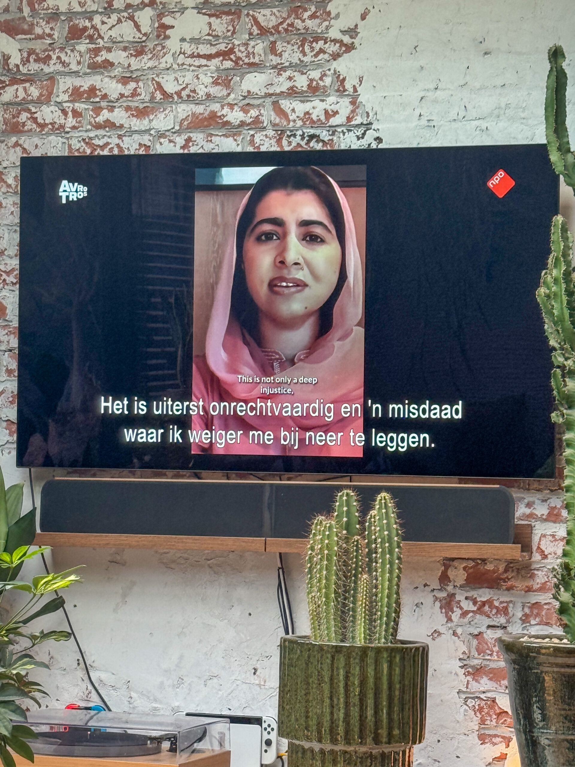 Tv-programma Hila voorbij de Taliban op de televisie in de woonkamer.