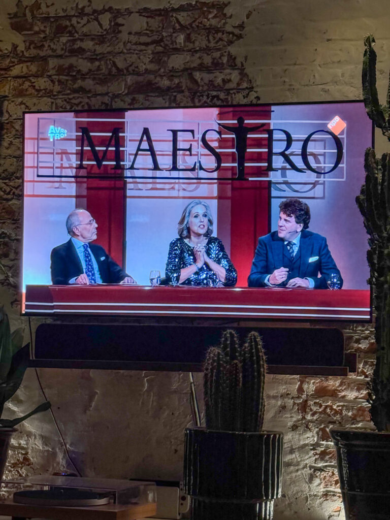 Televisie met het programma Maestro in de woonkamer