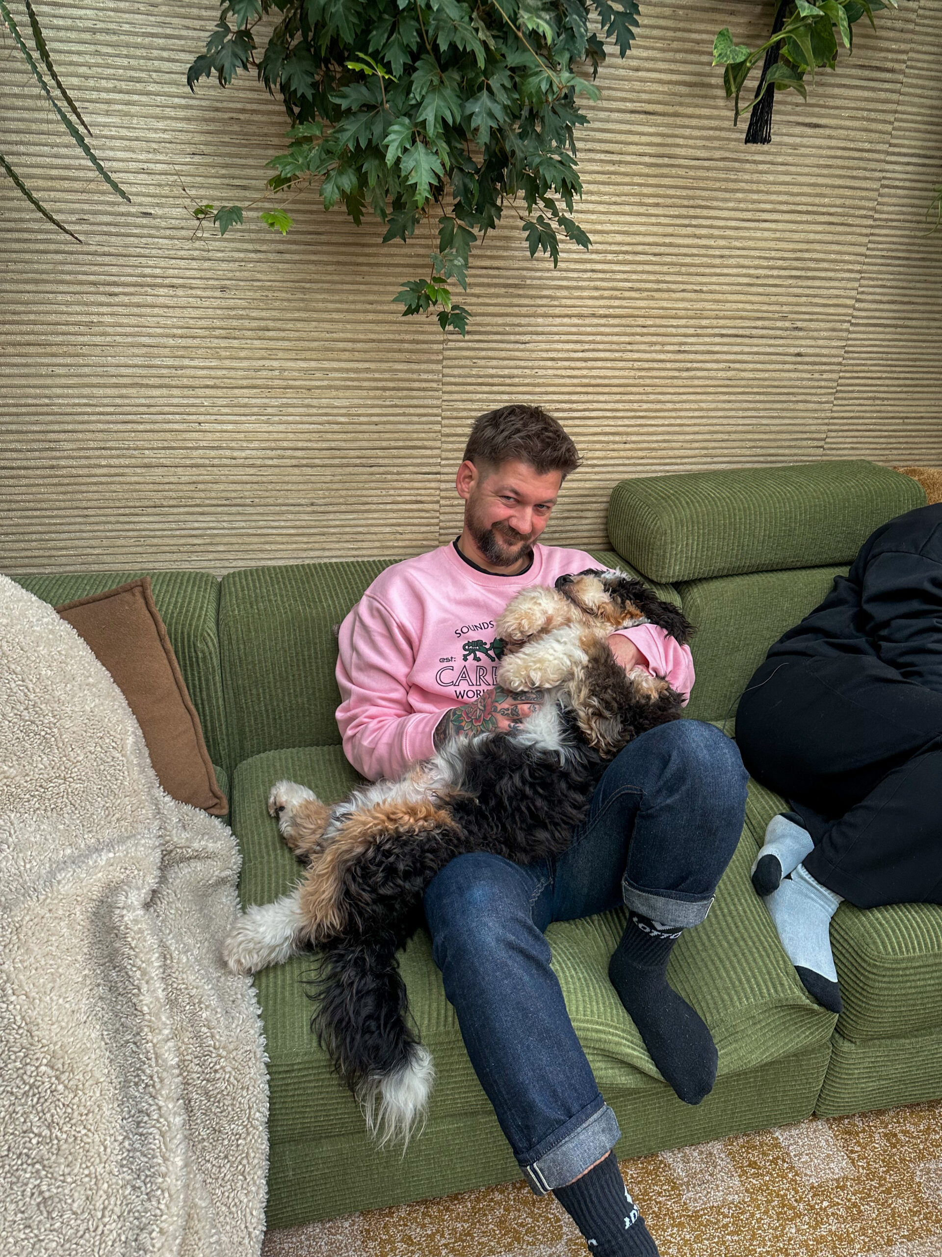 Jan willem en Legend op de bank samen