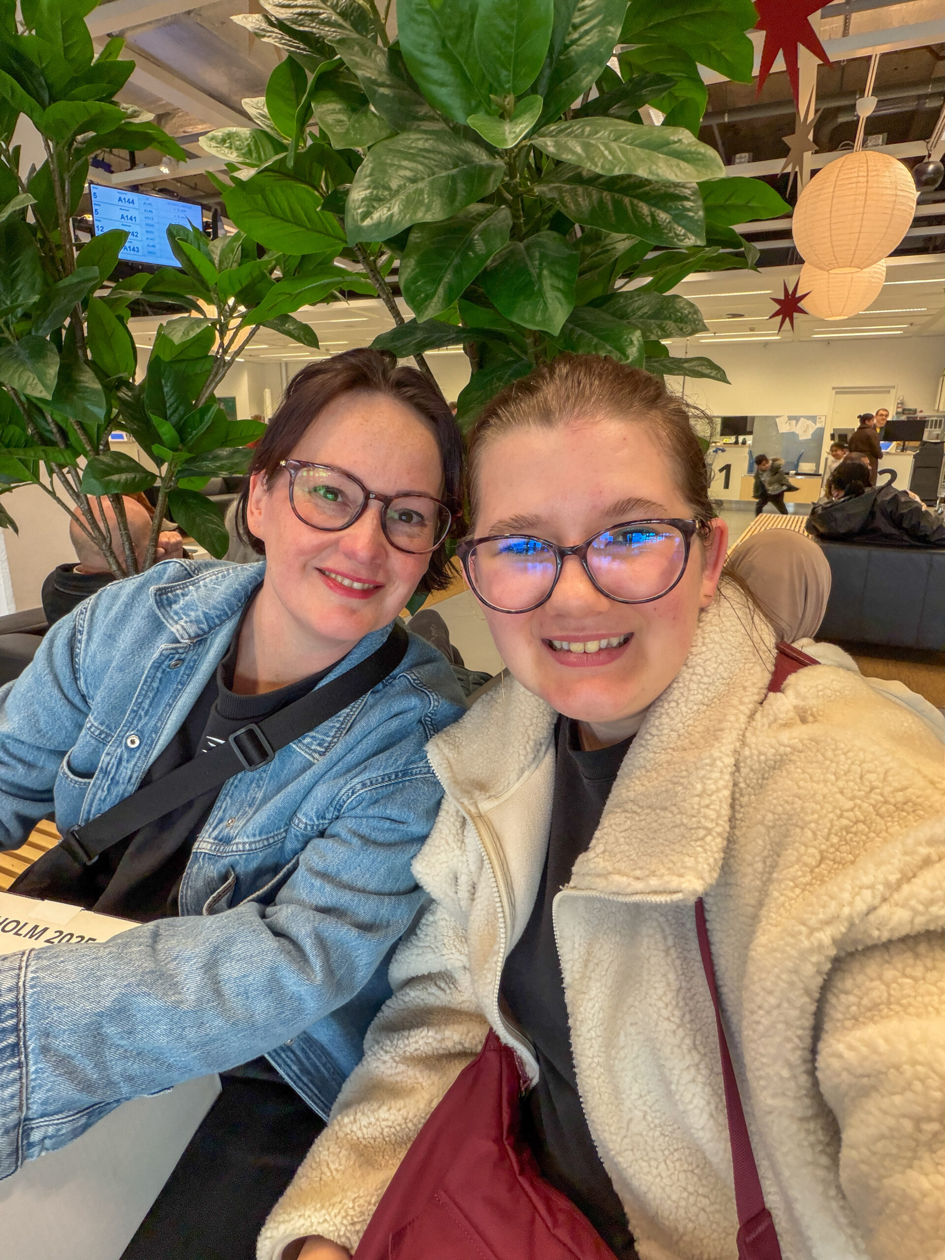 Beaudine en Marie Louise wachten bij de ikea samen