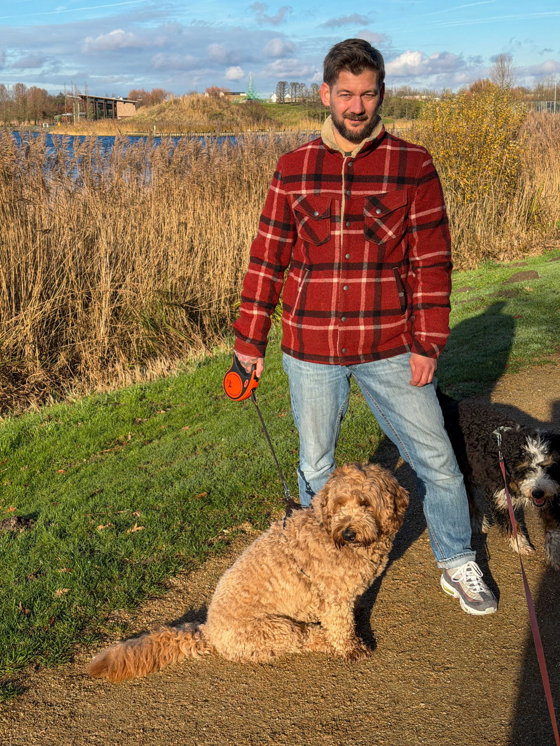 Thuis bij familie over de kook: week 49. jan willem wandelt met teun in winterzon tijdens hondenuitlaat